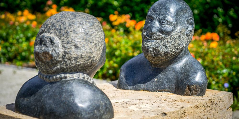 Zwei steinerne Köpfe stehen sich gegenüber