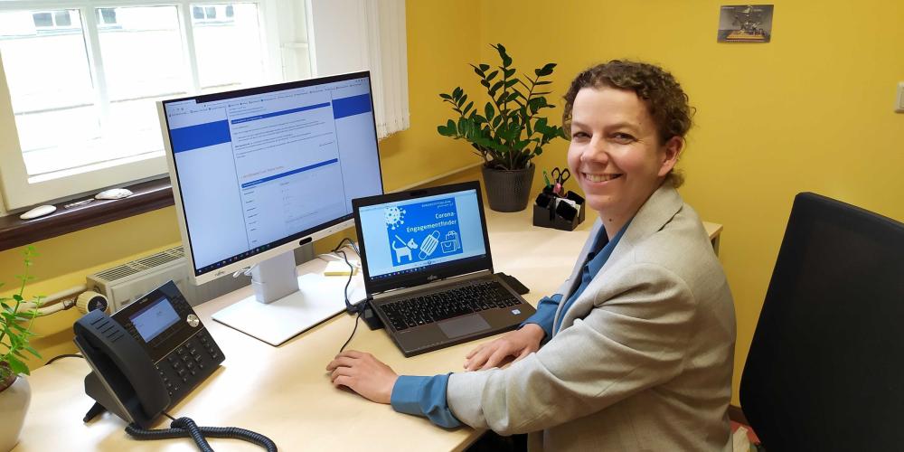 Eine Frau sitzt an einem Computer