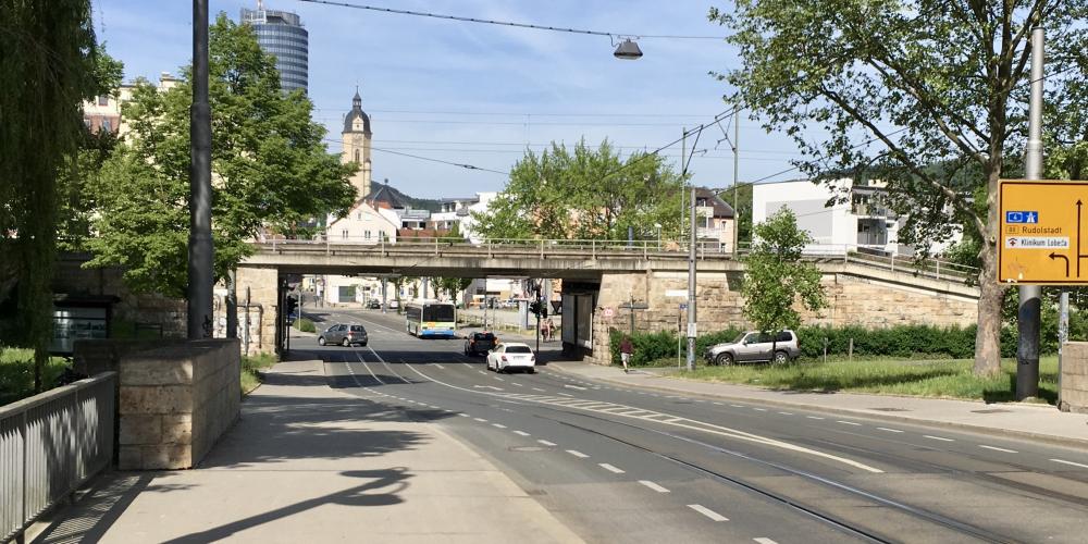 Eine Eisenbahnbrücke, darunter eine Straße