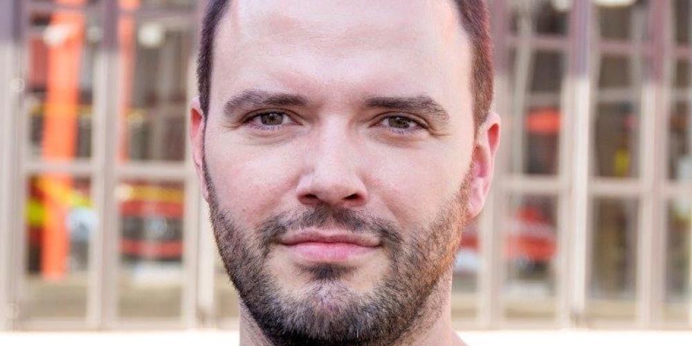 Ein Mann schaut in die Kamera