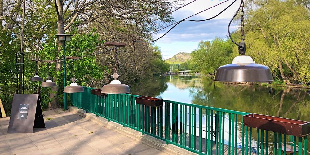 Eine leere Terrasse eines Cafés, im Hintergrund der Jenzig