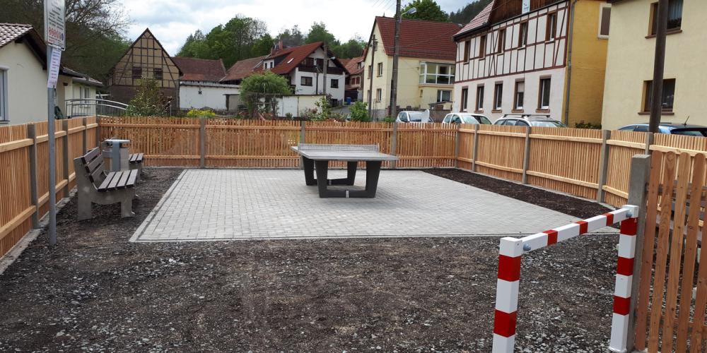 Eine Tischtennisplatte in dörflicher Umgebung