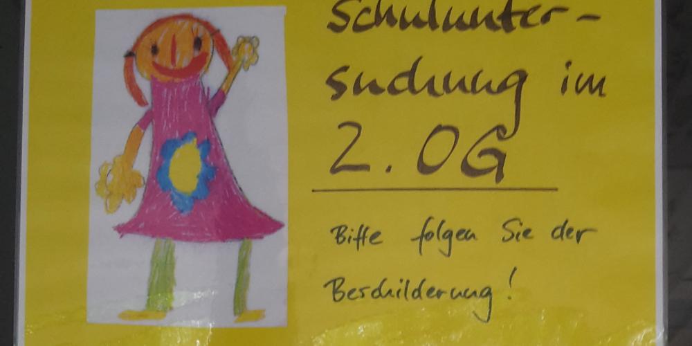 Ein Schild mit dem Hinweis: Schuleingangsuntersuchungen im 2. Obergeschoss