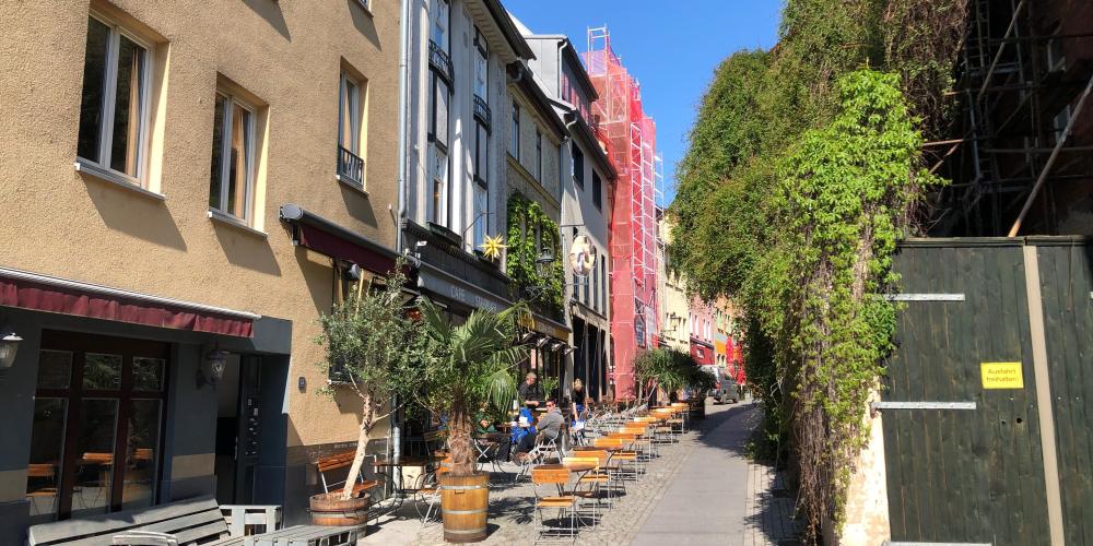 Eine Straße mit Gastronomiebestuhlung