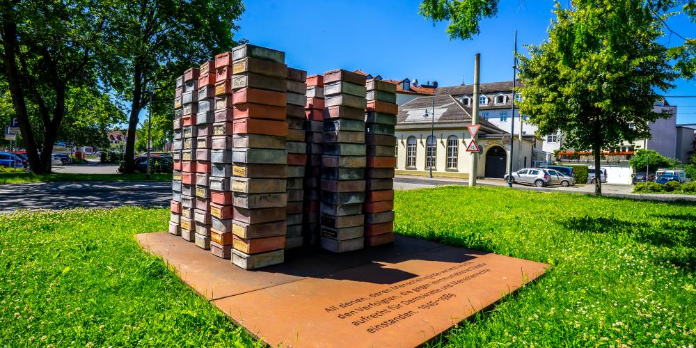 Ein Denkmal auf einer Wiese
