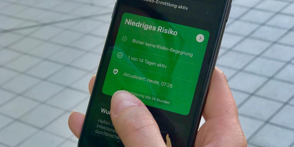 Eine Hand mit einem Mobiltelefon