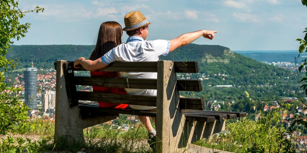 Zwei Menschen auf einer Bank