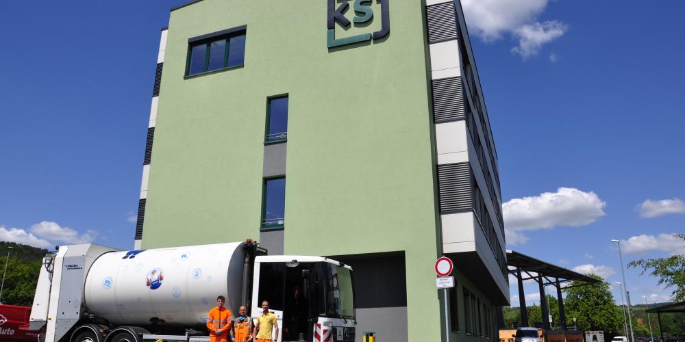 Ein Test-Müllauto steht vor einem KSJ-Gebäude.