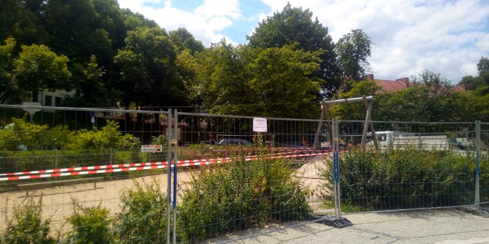 Ein Spielplatz mit Bauzäunen abgesperrt