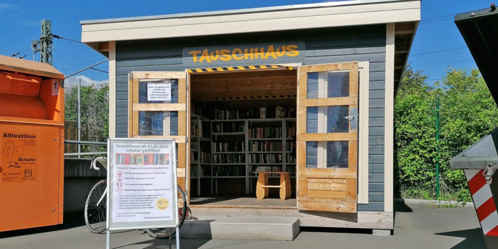 Ein kleines Haus mit Büchern