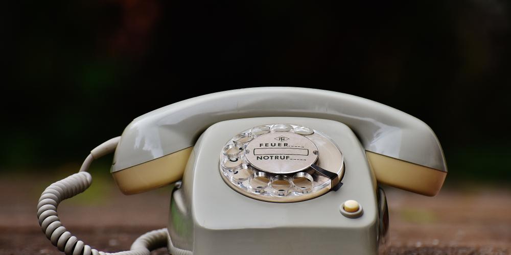 Ein Telefon mit Wählscheibe