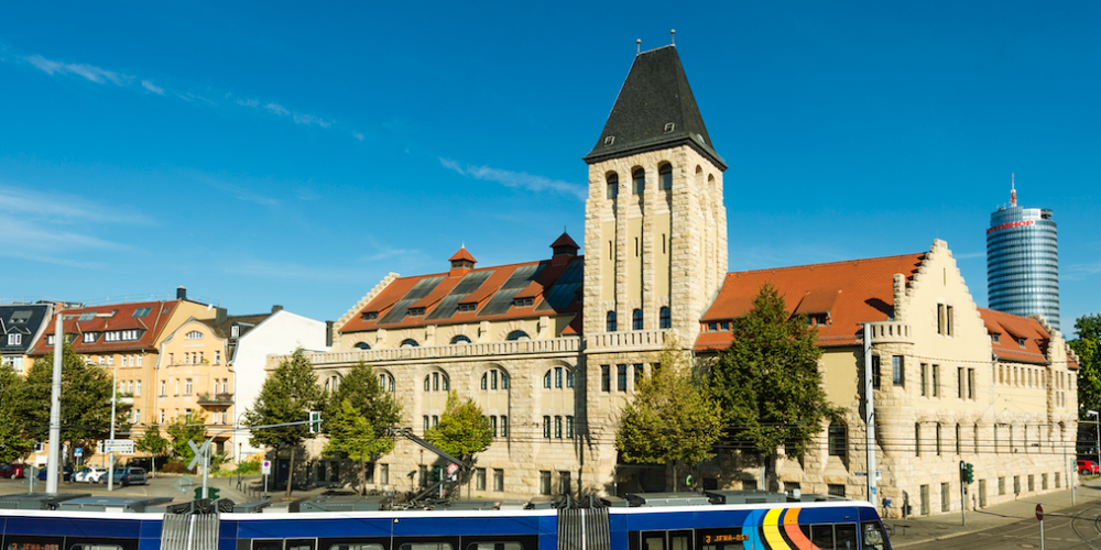 Eine Straßenbahn vor einem Gebäude