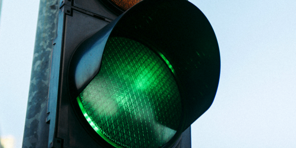 Eine Ampel steht auf grün