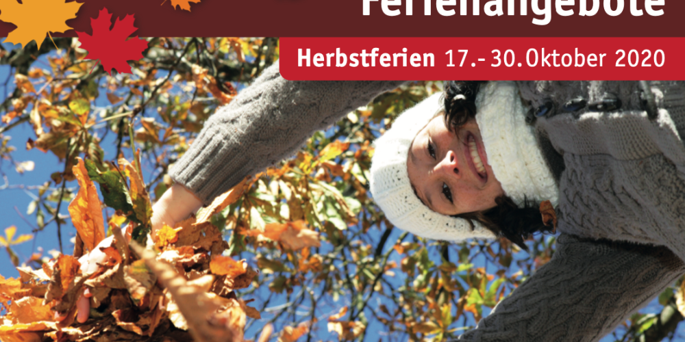 Eine Frau lässt Blätter eines Baumes in die Kamera fallen.