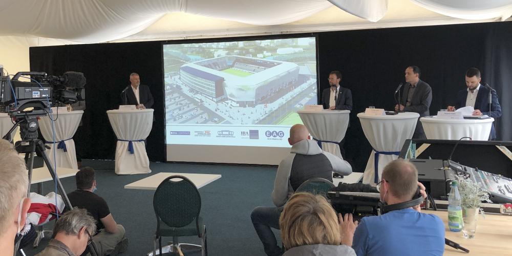 Eine Pressekonferenz mit vielen Menschen