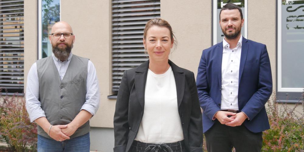 Drei Menschen schien in die Kamera