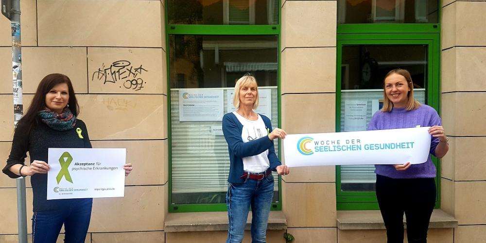 Drei Frauen schauen in die Kamera