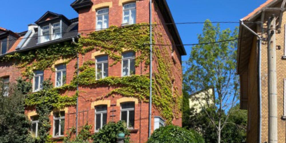 Ein Haus mit begrünter Fassade