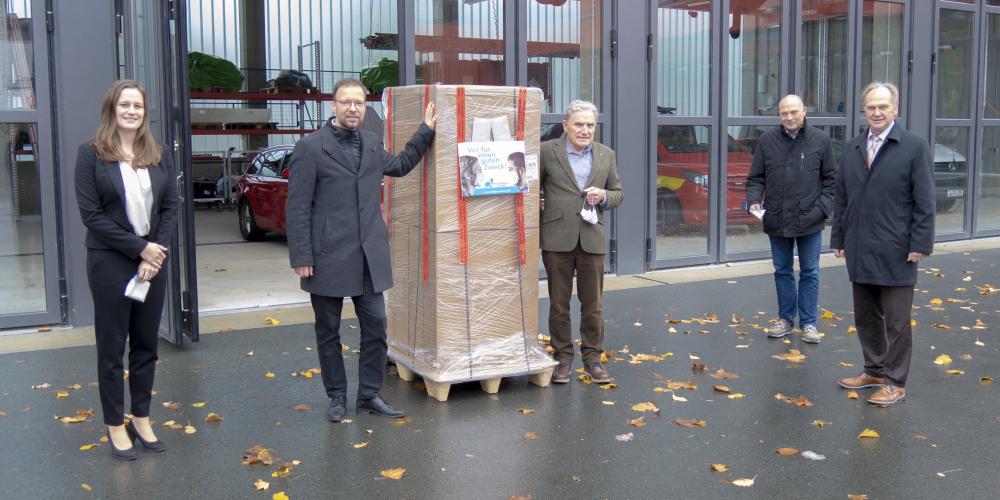 5 Personen und eine Palette mit verpackter Ware