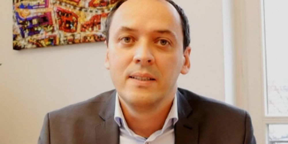 Ein Mann am Schreibtisch 