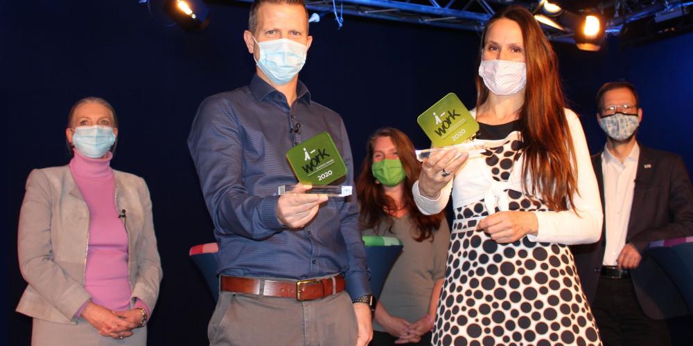 Viermenschen in einem Studio, alle tragen Maske und halten Abstand.