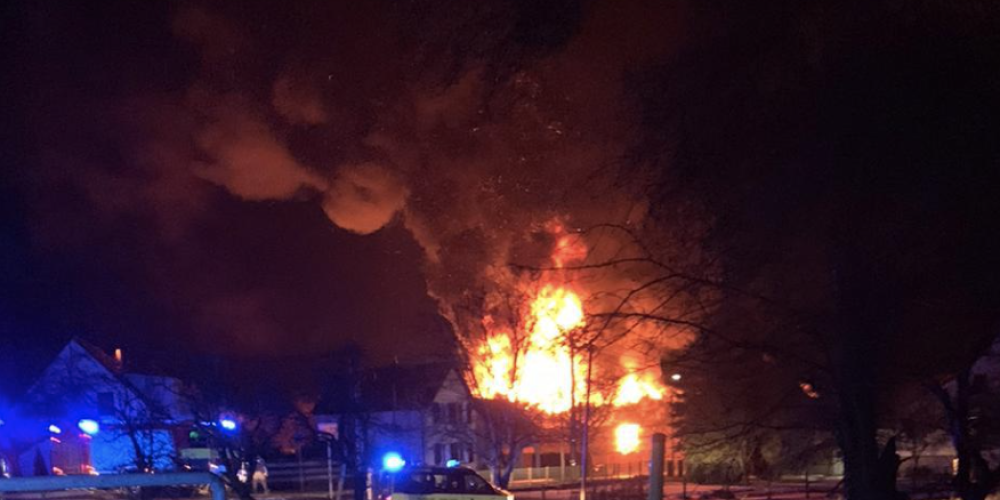 Ein hohe Stichflamme in der Nacht