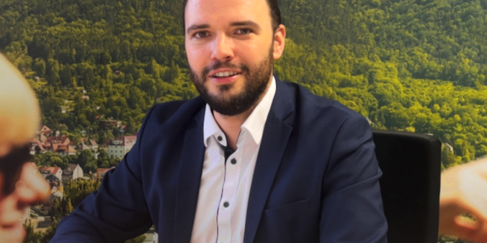 Ein Mann vor einem Jenabild