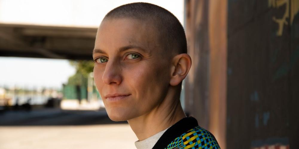 Eine Frau schaut in die Kamera