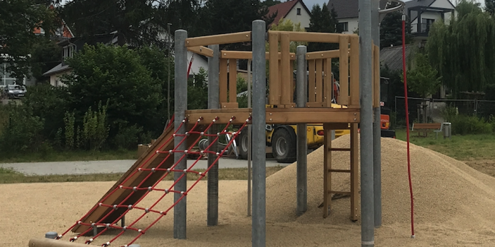 Ein Spielgerät auf einem Platz