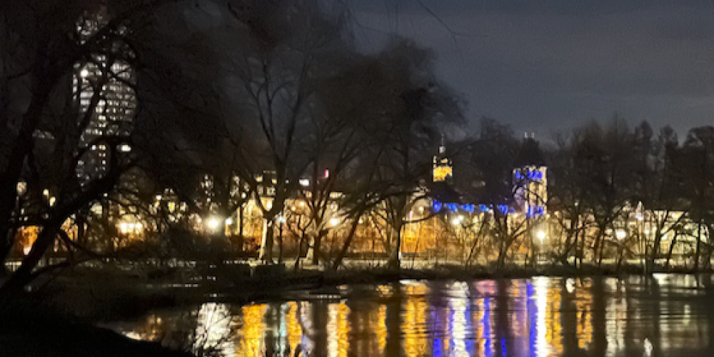 Eine Stadt spiegelt sich in einem Fluss