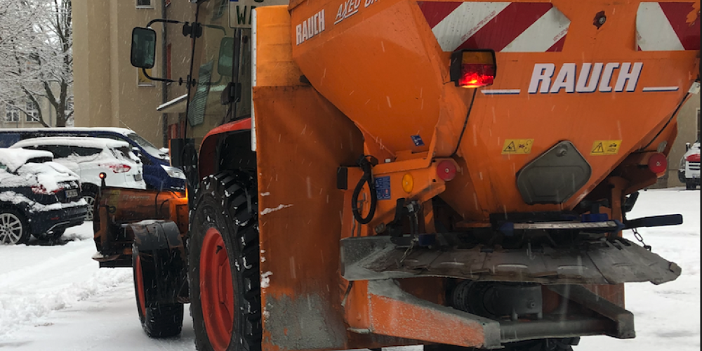 Ein Fahrzeug verstreut Salz