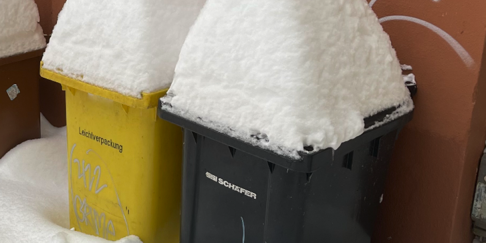 Müllbehälter im Schnee