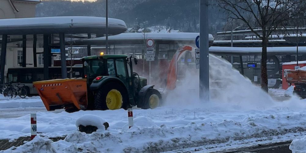 Eine Schneefräse im Einsatz, Viel Schnee im der Luft