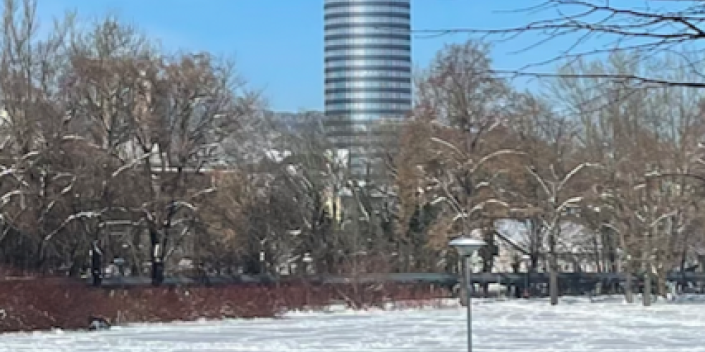Drei Menschen vor einer Schneelandschaft 