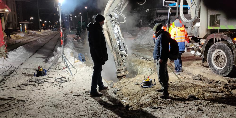 Zwei Menschen vor einer Baustelle
