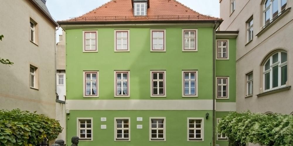 Ein Haus, davor eine Wiese