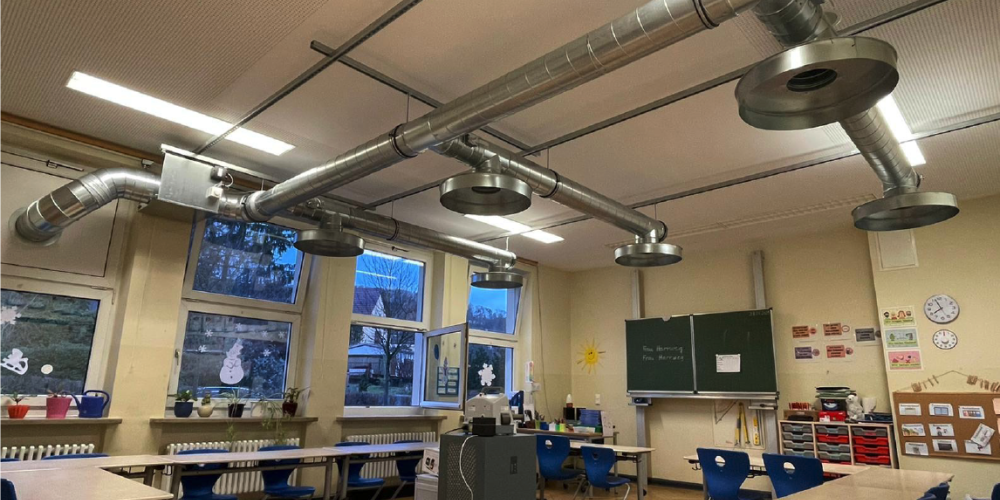 Ein Klassenraum mir diversen Röhren an der Decke