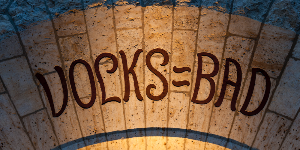 Ein erleuchtetes Portal mit der Aufschrift Volksbad