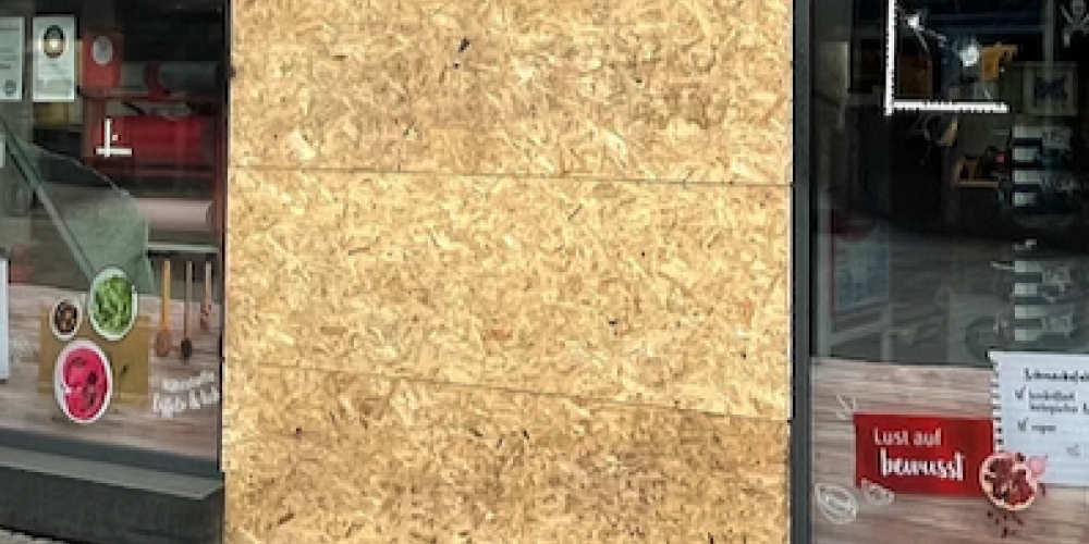 Ein mit Holz vernagelter Eingang eines Geschäftes