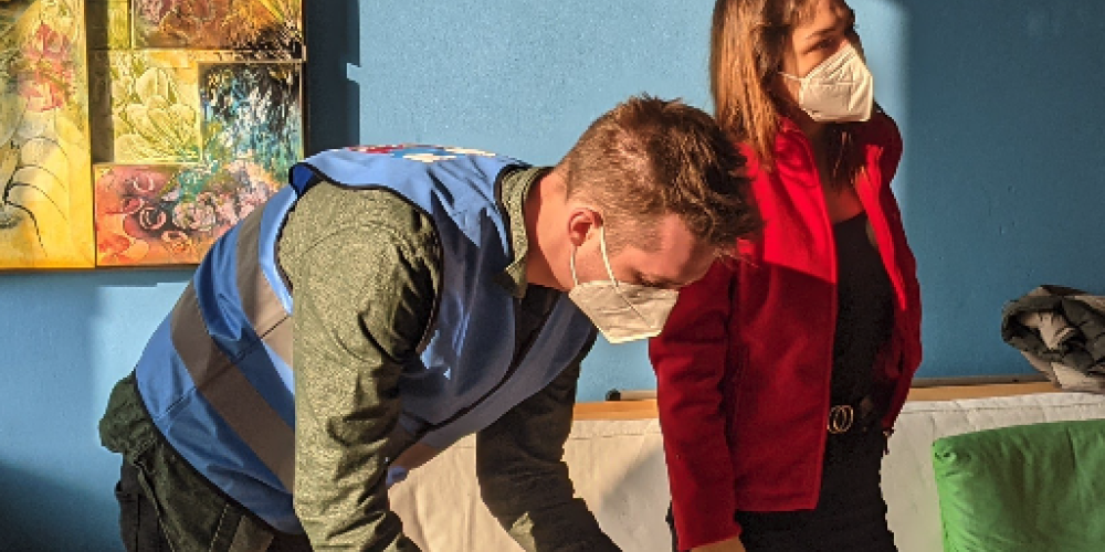 Zwei Personen in einem Schulraum