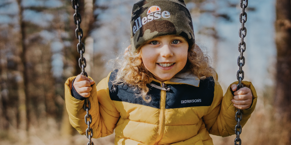 Ein Kind auf einer Schaukel 