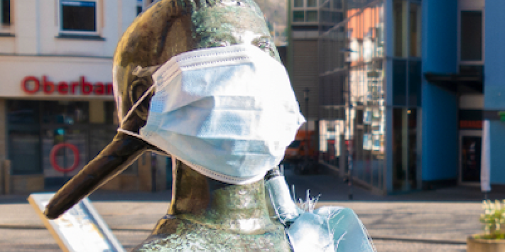 Eine Figur hat eine medizinische Maske auf