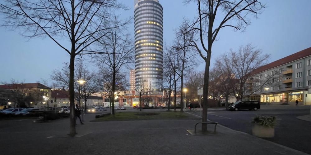 Ein moderner Turm auf einem Platz