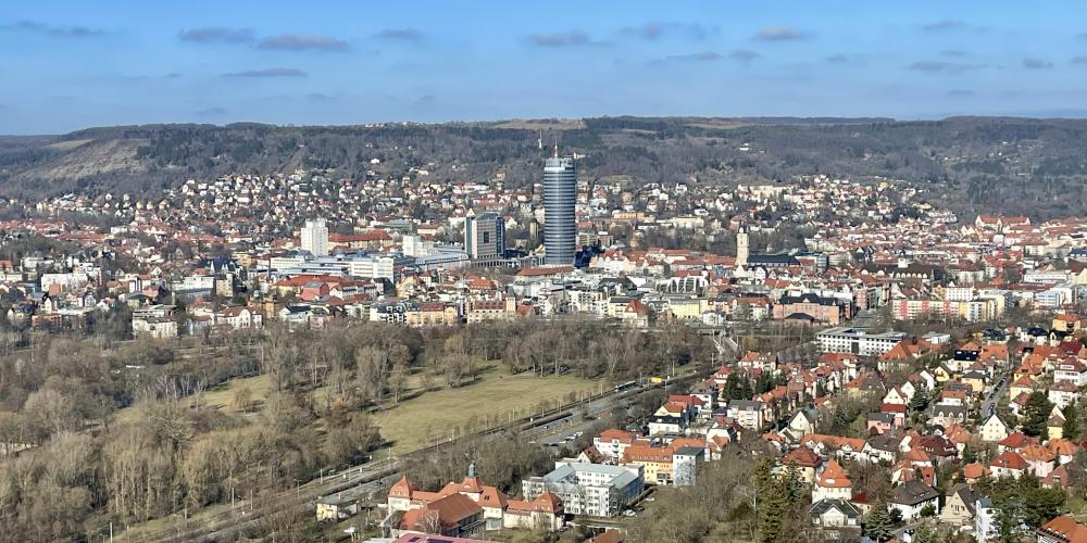 Eine Stadtansicht im Vorfrühling