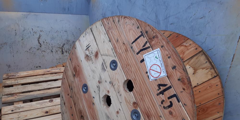 Eine Kabeltrommel aus Holz