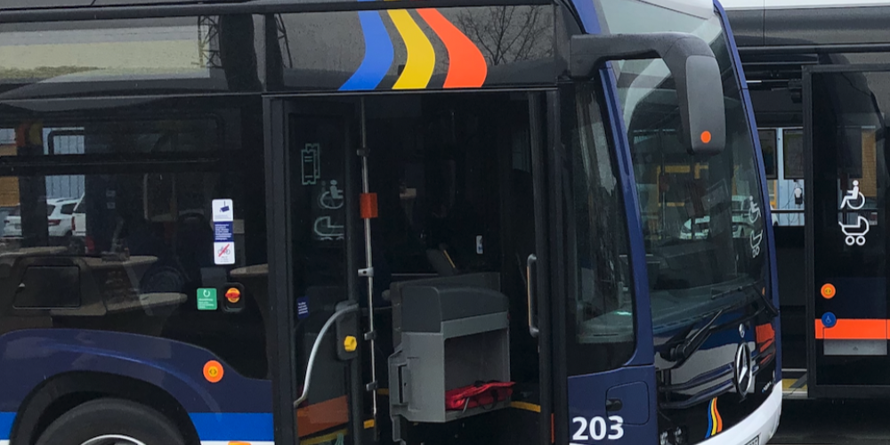 Ein Buscockpit mit geöffneten Türen