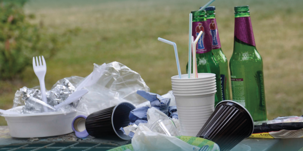 Leere Verpackungen stehen auf einer Wiese