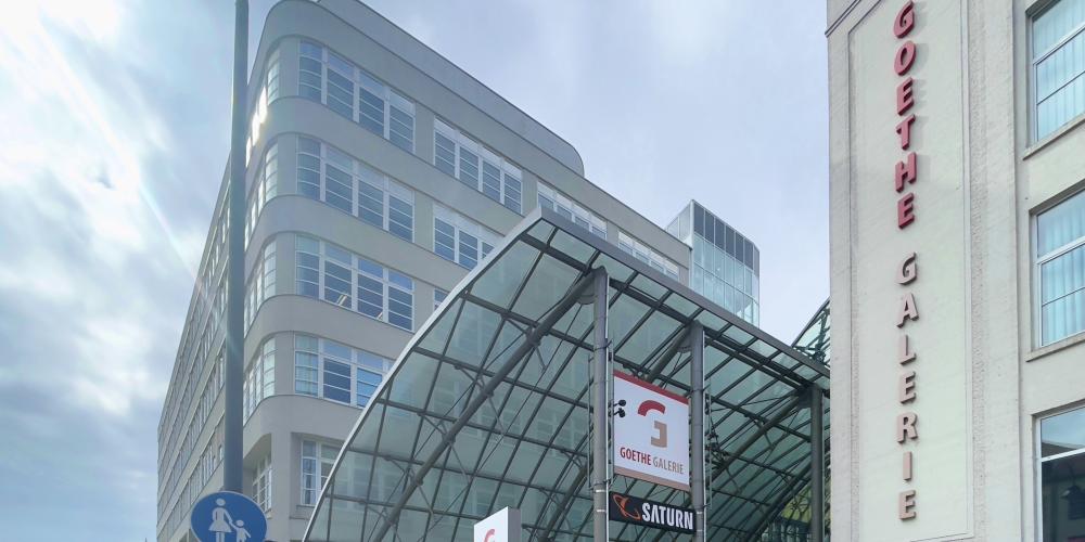 Zwei historische Gebäude sind mit einer Glaskonstruktion verbunden