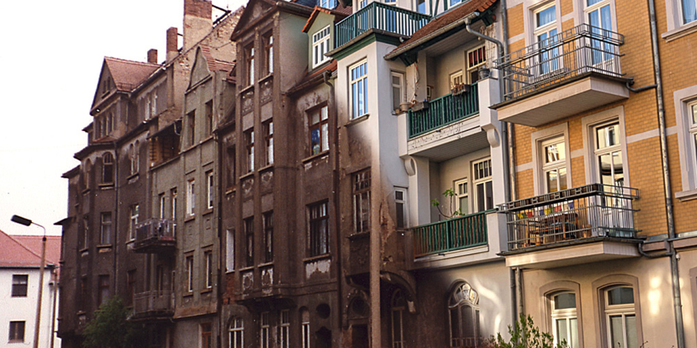 Eine Darstellung von verfallenen und sanierten Häuserfassaden 