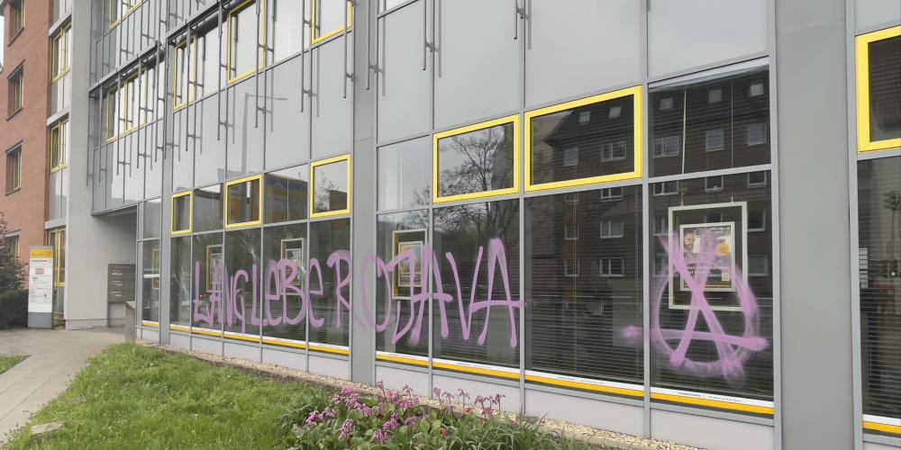 Zerstörte Fassade einer Bankfiliale